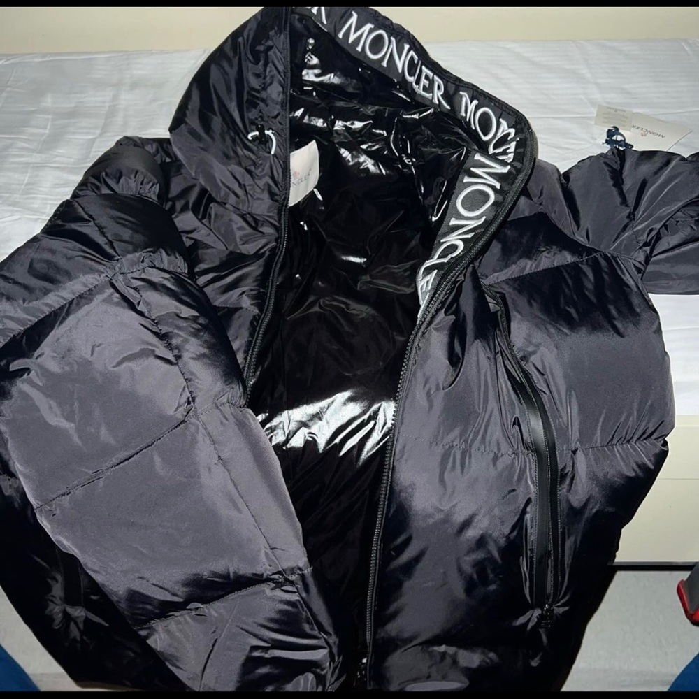 Moncler montcla short down jacket size 5